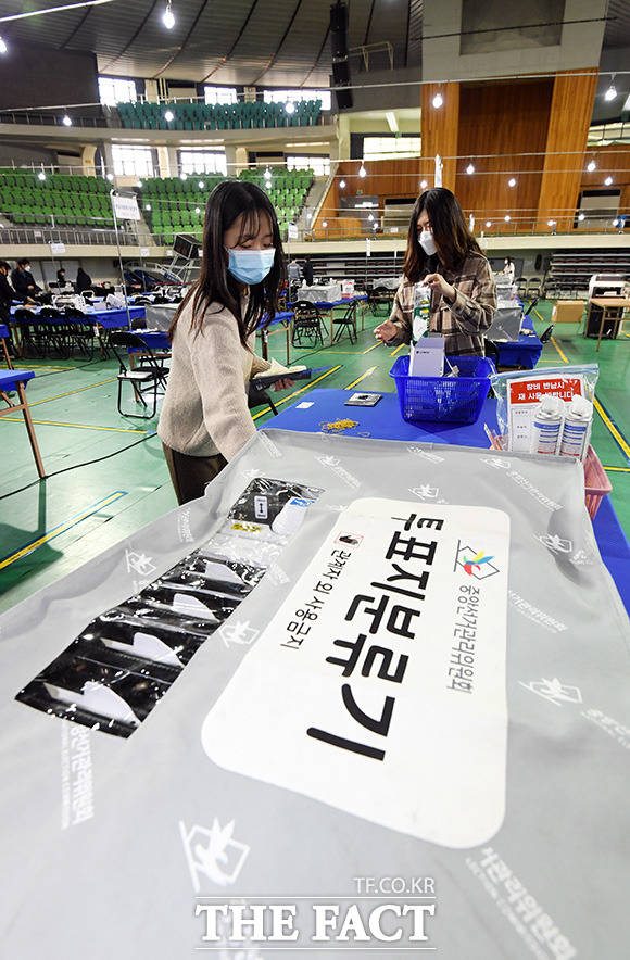 4.15 총선 투표일을 하루 앞둔 14일 오후 대구시 북구 산격동 대구체육관에 마련된 개표소에서 관계자들이 개표 시설들을 점검하고 있다./대구=임영무 기자