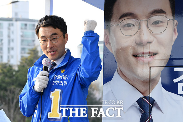 김남국 더불어민주당 안산 단원을 후보가 14일 오후 경기도 안산시 단원구 별망초교사거리 일대에서 유권자들에게 지지를 호소하고 있다. /안산=남용희 기자