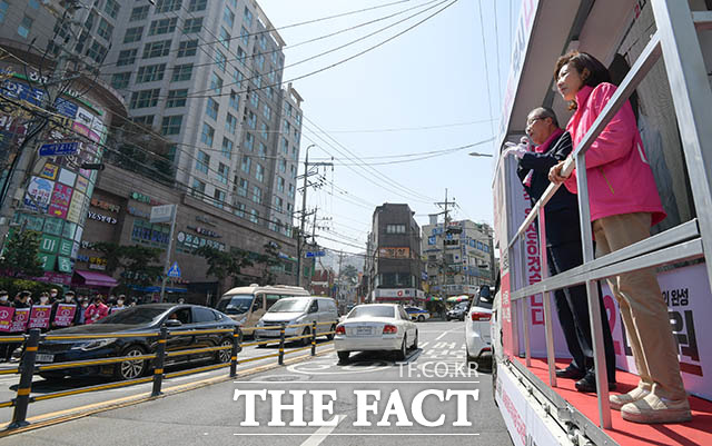 김종인 미래통합당 총괄 선거대책위원장(왼쪽)이 총선을 하루 앞둔 14일 오전 서울 동작구 흑석동 중앙대학교병원 인근에서 열린 동작을 나경원 후보의 유세 현장을 찾아 후보와 함께 유세차에 올라 지지를 호소하고 있다. /김세정 기자