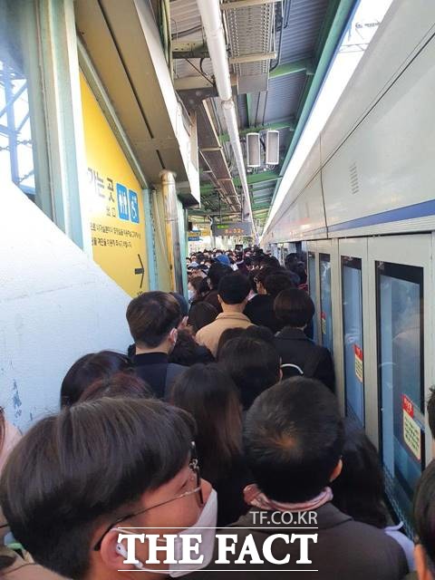 14일 오전 1호선 구로역에서 열차 운행 중단으로 승객들이 플랫폼에 가득 차 있다./허주열 기자