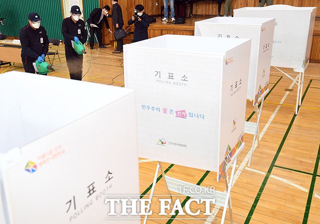 14일 서울 종로구 청운효자동 제1투표소 내부 모습. /이동률 기자