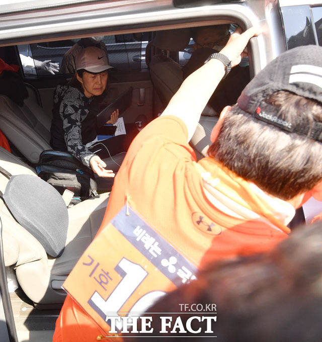 차에서 기다리고 있던 배우자 김미경 교수