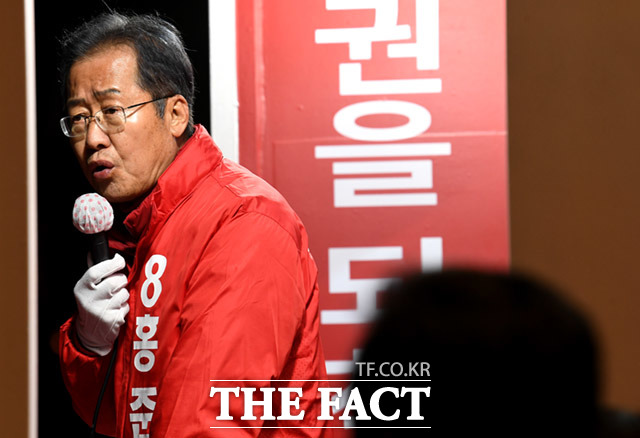 4.15총선 대구 수성구을에 출마한 무소속 홍준표 후보가 14일 오후 대구 수성구 두산동 수성유원지 인근에서 마지막 유세를 진행한 가운데 주민들을 향해 지지를 호소하고 있다. /대구=임세준 기자