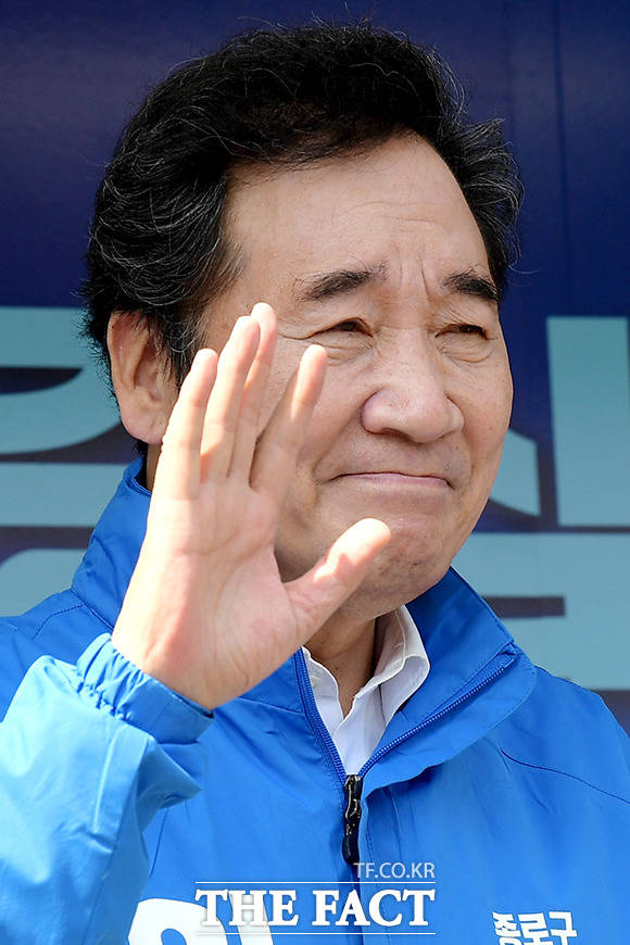 눈빛과 손짓으로 보내는 이 위원장의 인사