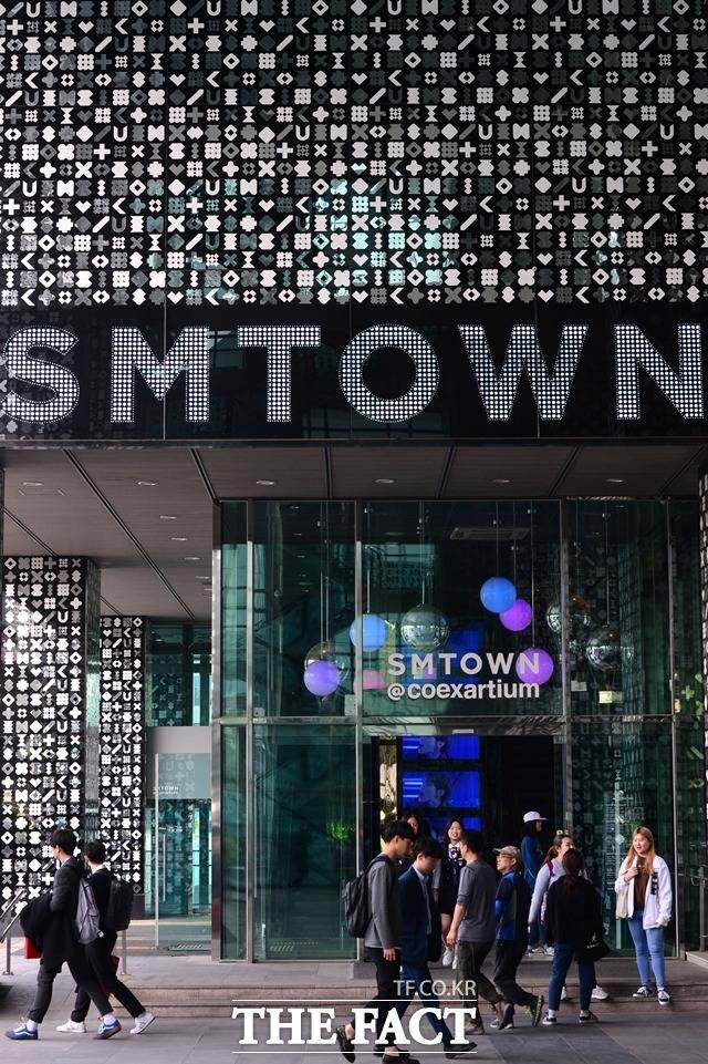 SM 엔터테인먼트가 보유한 글로벌 아티스트 발굴 및 프로듀싱에 대한 전문 역량과 네이버의 기반 기술을 결합해 글로벌 멤버십 커뮤니티인 팬십 플랫폼의 글로벌 시장 확대에 함께 나선다. /더팩트DB