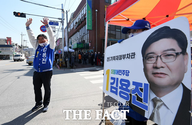 4.15총선 이천시에 출마중인 더불어민주당 김용진 후보가 14일 오전 경기도 이천시 장호원재래시장에서 유세를 진행한 가운데 주민들을 향해 지지를 호소하고 있다. /이천=임세준 기자
