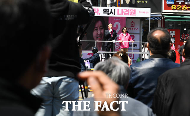 유세를 찾은 많은 시민들