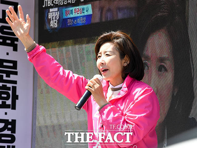 총선 하루 앞두고 열띤 유세 펼치는 나경원 후보