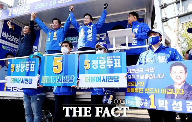 시작은 손잡고 만세부터!