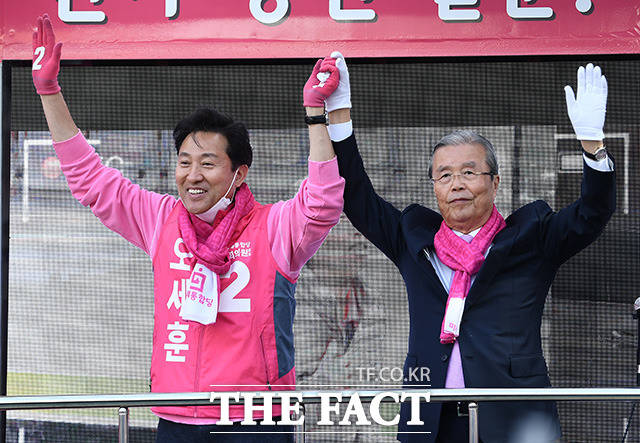 제21대 국회의원 선거를 하루 앞둔 14일 오후 김종인 미래통합당 총괄 선거대책위원장(오른쪽)이 서울 광진구 자양사거리 일대에서 열린 광진을 오세훈 후보의 유세 현장을 찾아 오 후보와 함께 총선 승리를 기원하는 포즈를 취하고 있다. /이동률 기자