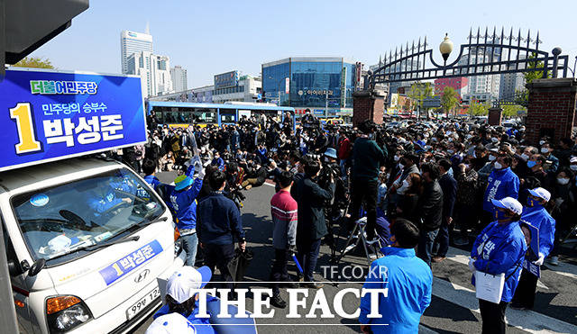 합동유세를 보기 위해 모인 주민들과 취재진
