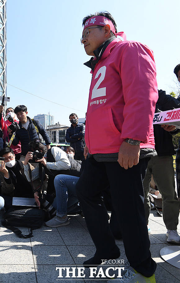 발언을 마치며 큰절 준비하는 황교안