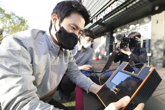 KT는 SBS와 함께 4·15 총선 방송에서 5G 네트워크를 사용해 끊김 없는 프리미엄 생중계를 진행한다. 사진은 서울 광화문 일대에서 KT 직원들이 5G 생중계 장비를 최종 점검하는 모습. /KT 제공