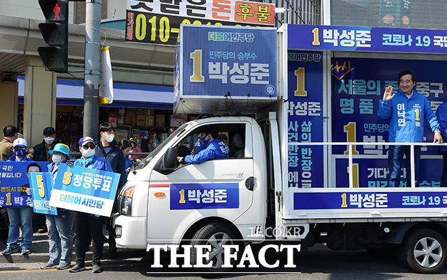 쉴 틈 없이 움직이는 이 위원장의 손짓