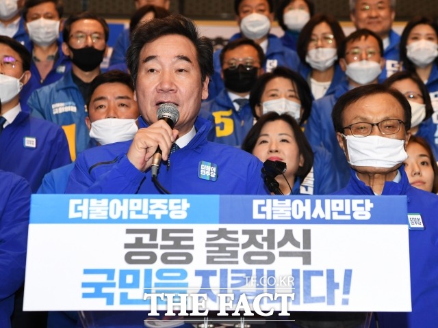 이낙연 더불어민주당 상임선대위원장은 4·15 총선 투표일을 하루 앞둔 14일 민주당·더불어시민당 합동 선대위회의에서 안정적인 국정운영이 절실히 필요하다며 지지를 호소했다. 지난 2일 민주당-더불어시민당 21대 총선 중앙선대위 공동 출정식에서 발언하는 이 위원장. /국회=배정한 기자