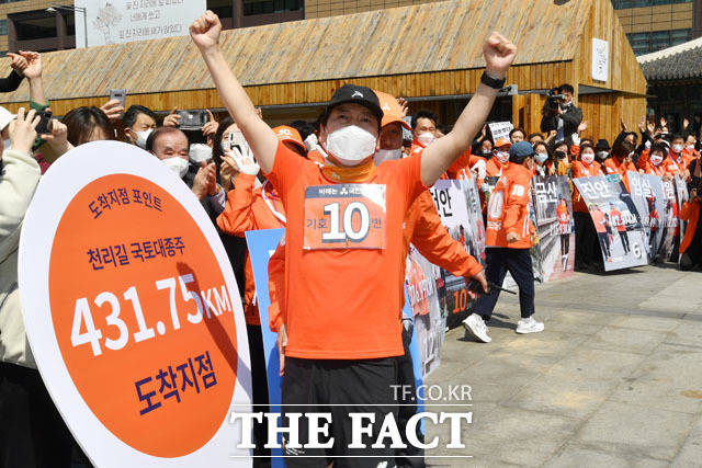14일간의 국토대종주를 마친 안철수 국민의당 대표가 서울 광화문 광장에 도착해 지지를 호소했다. /남윤호 기자