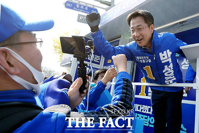 박성준 중구성동구을 국회의원 후보가 14일 오후 서울 종로구 마전교 인근에서 이낙연 더불어민주당 공동상임선대위원장이자 종로구 국회의원 후보와 합동 유세를 마치고 주민들과 인사를 나누고 있다. /이선화 기자