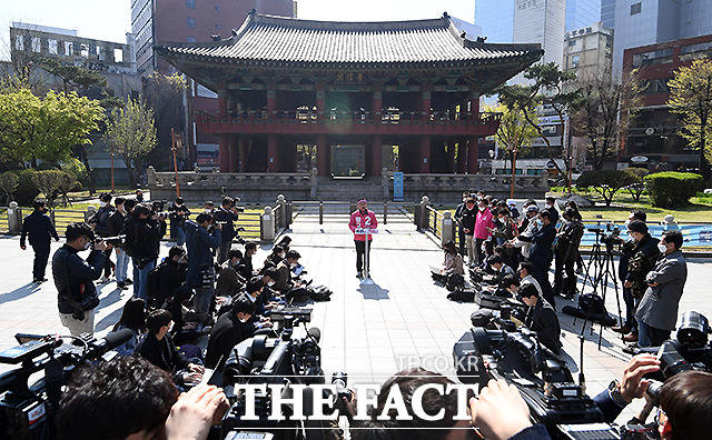 21대 국회의원 선거 하루 앞두고 대국민 기자회견하는 황교안