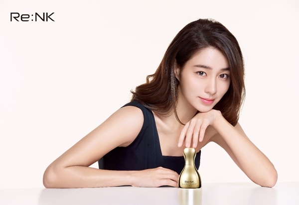 코웨이는 2030 소비자를 잡기 위해 리엔케이의 새로운 모델로 배우 이민정을 발탁했다고 밝혔다. /코웨이 제공