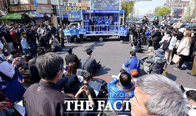 이게 바로 표심잡는 이 위원장의 팬서비스