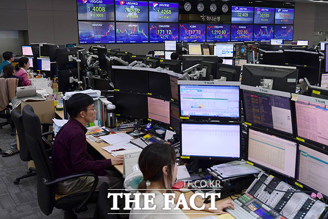 14일 오전 11시 42분 현재 코스피는 전장 대비 32.59포인트(+1.79%)오른 1858.35를 나타내고 있다. /이선화 기자