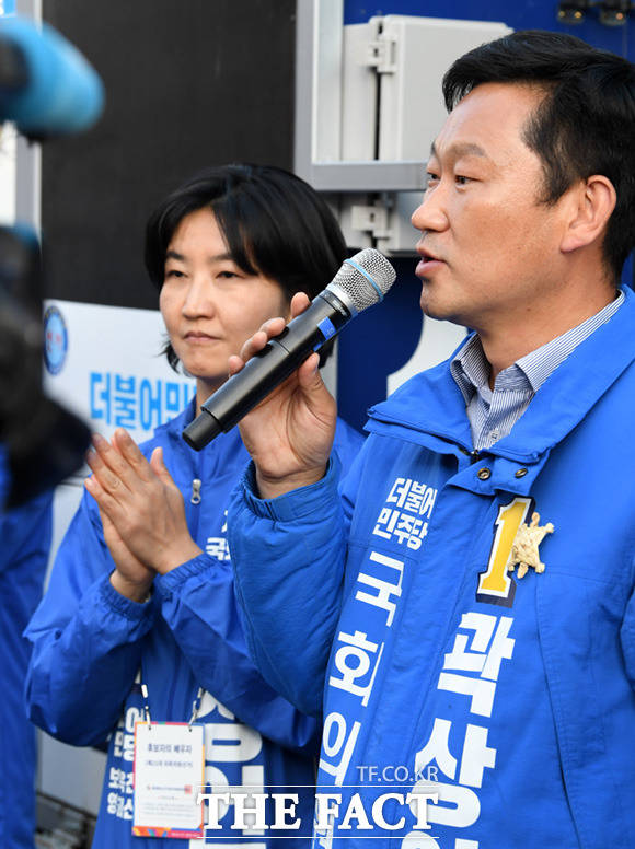 4.15총선 보은군·옥천군·영동군·괴산군에 출마한 더불어민주당 곽상언 후보가 14일 오후 충청북도 영동군 영동읍 중앙사거리에서 유세를 진행한 가운데 부인 노정연 씨(왼쪽)가 유세현장에 함께 참석해 지지를 호소하고 있다. /영동=임세준 기자