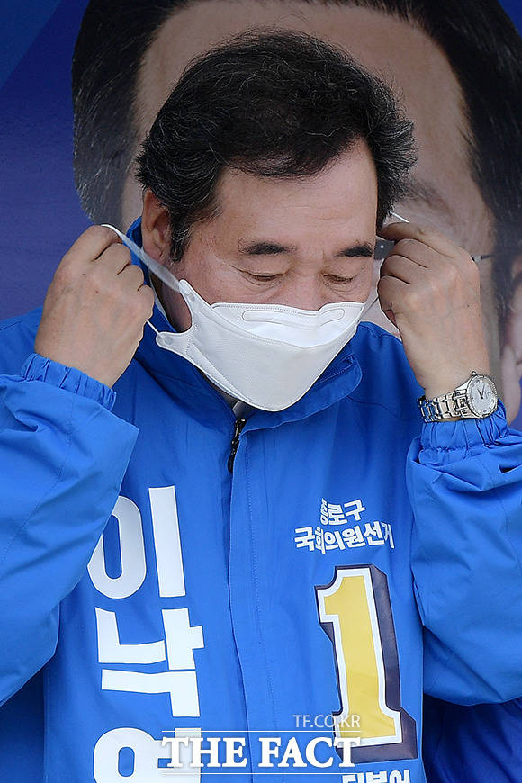 합동유세를 위해 유세차에 오른 이낙연 더불어민주당 공동상임선대위원장 이자 종로구 국회의원 후보