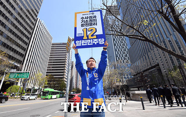 4.15 총선 투표일을 하루 앞둔 14일 오전 황희석 열린민주당 후보가 서울 영등포 여의도역 앞에서 시민들에게 지지를 호소하고 있다./임영무 기자