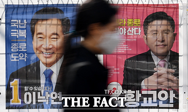 21대 총선은 초박빙 지역이 많아 결과는 예측불허다. 사진은 정치 1번지로 불리는 서울시 종로구 출마 국회의원 후보 벽보. /이새롬 기자