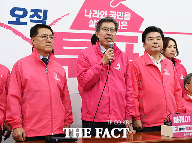 발언하는 박형준 미래통합당 공동선대위원장(가운데)