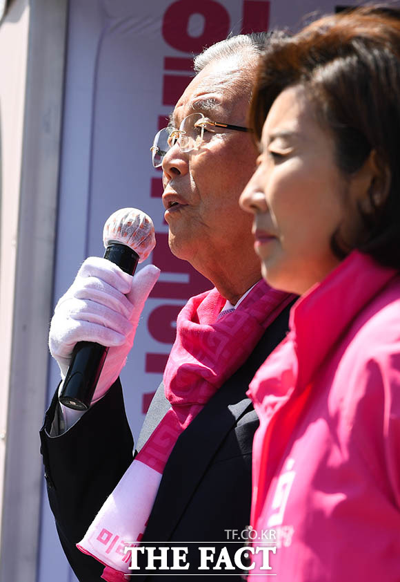 지지 호소하는 김 위원장