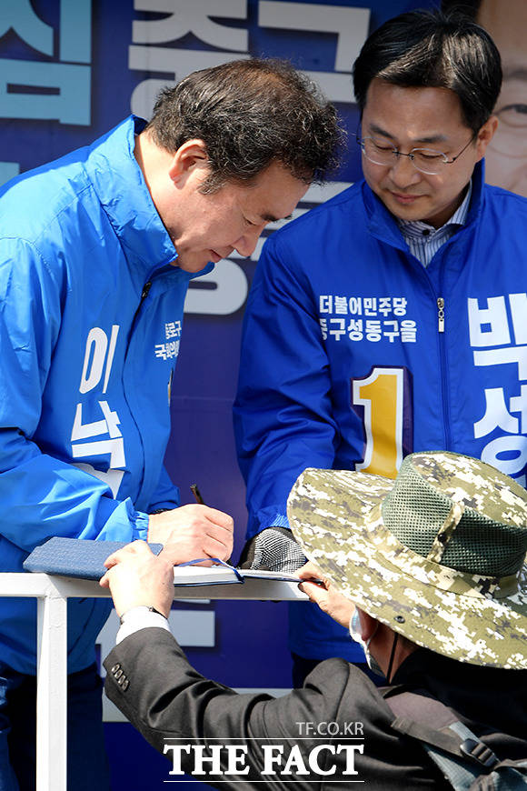 사인을 시작하는 이 위원장