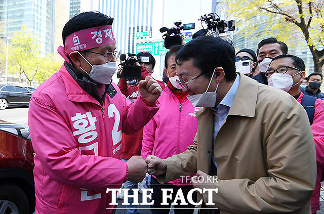 시민들과 주먹 인사하는 황교안