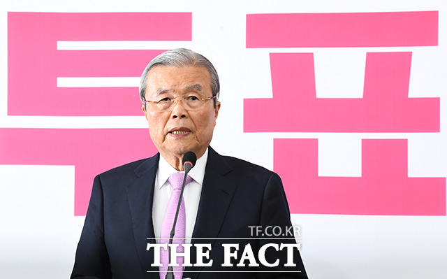 김종인 미래통합당 총괄선거대책위원장이 4·15 총선을 하루 앞둔 14일 오전 서울 여의도 국회에서 진행된 대국민 기자회견에 참석해 발언을 하고 있다. / 국회=배정한 기자