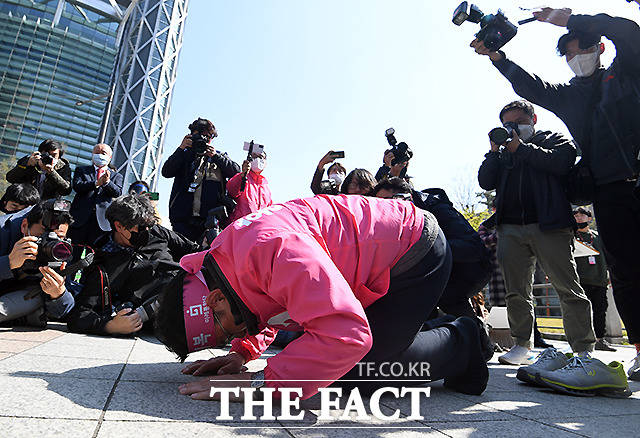 황교안 통합당 대표가 14일 오전 서울 종로 보신각 앞에서 대국민 기자회견을 열고 큰절을 하면서 지지를 호소했다. /이새롬 기자