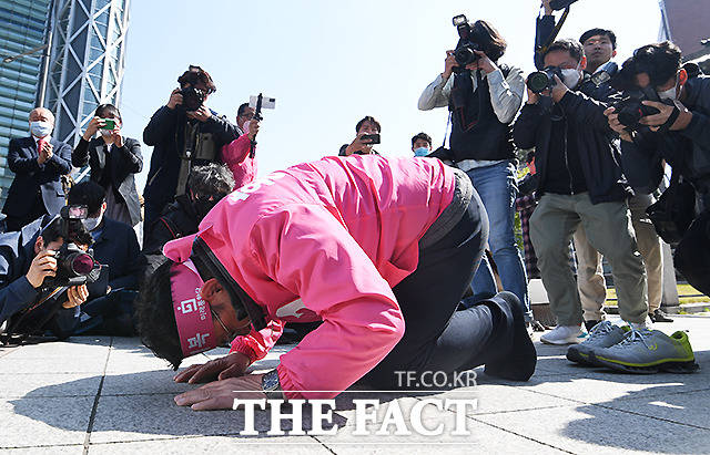 21대 국회의원 선거를 하루 앞둔 14일 오전 서울 종로구 보신각 앞에서 종로에 출마한 황교안 미래통합당 후보가 대국민 기자회견을 하며 절을 하고 있다. /이새롬 기자