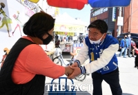 [TF포토] 상인들 만나 지지 호소하는 김용진 후보