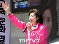 [TF포토] 지지 호소하는 동작을 나경원 후보