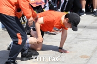 [TF포토] 부축 필요한 안철수