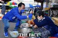 [TF포토] 상인과 주먹 인사하는 윤영찬 후보