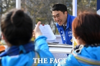 [TF포토] 지지자들에게 '엄지 척' 받은 김남국