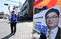 [TF사진관] '총선 D-1' 이천시민 향해 지지 호소하는 김용진 후보