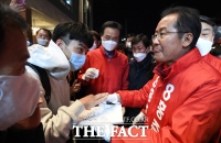 [TF포토] 주민들 만나는 홍준표 후보