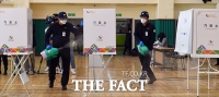[TF사진관] '유권자의 안전을 위해'...방역작업 실시하는 투표소