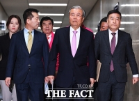 [TF포토] 대국민 기자회견장 이동하는 김종인