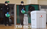 [TF포토] '투표함까지 꼼꼼하게 방역'