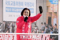 [TF포토] 유세차 타고 손 흔드는 박순자