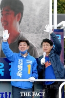 [TF사진관] '막판 총력전!' 김병찬 아나운서와 함께 유세하는 김병욱