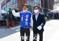 [TF사진관] '옛 동료 지원유세 나선 김동연 전 경제부총리'