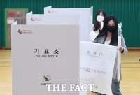 [TF포토] 총선 앞두고 분주한 투표소 설치